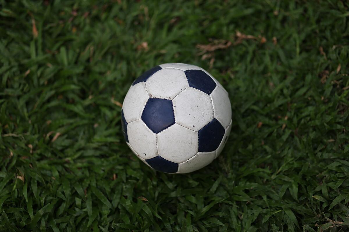 Bola sepak di atas lapangan hijau