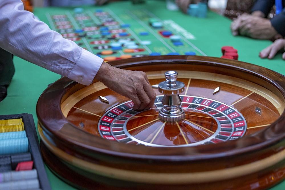 Meja roulette dengan roda berputar
