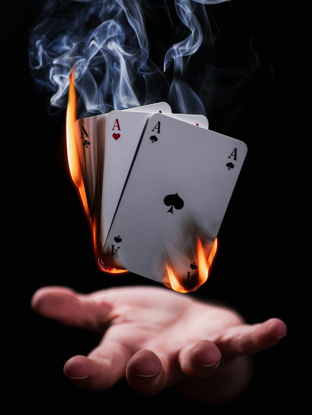 Kartu poker tersusun di atas meja
