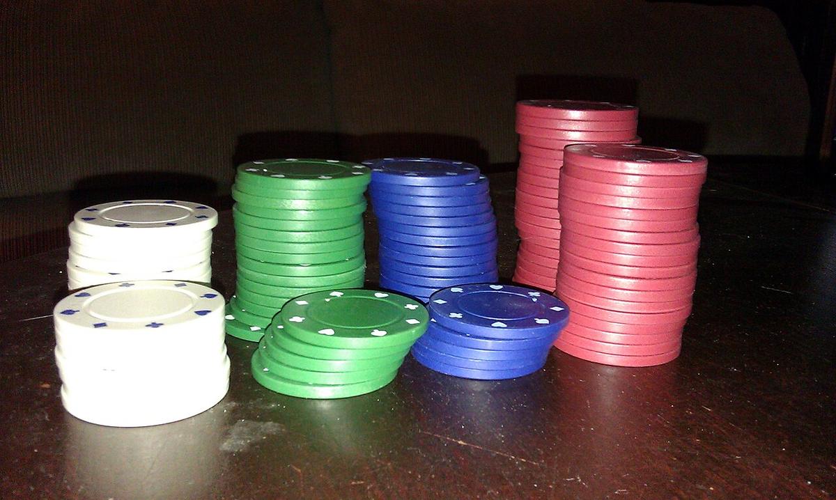 Tumpukan chip poker warna-warni