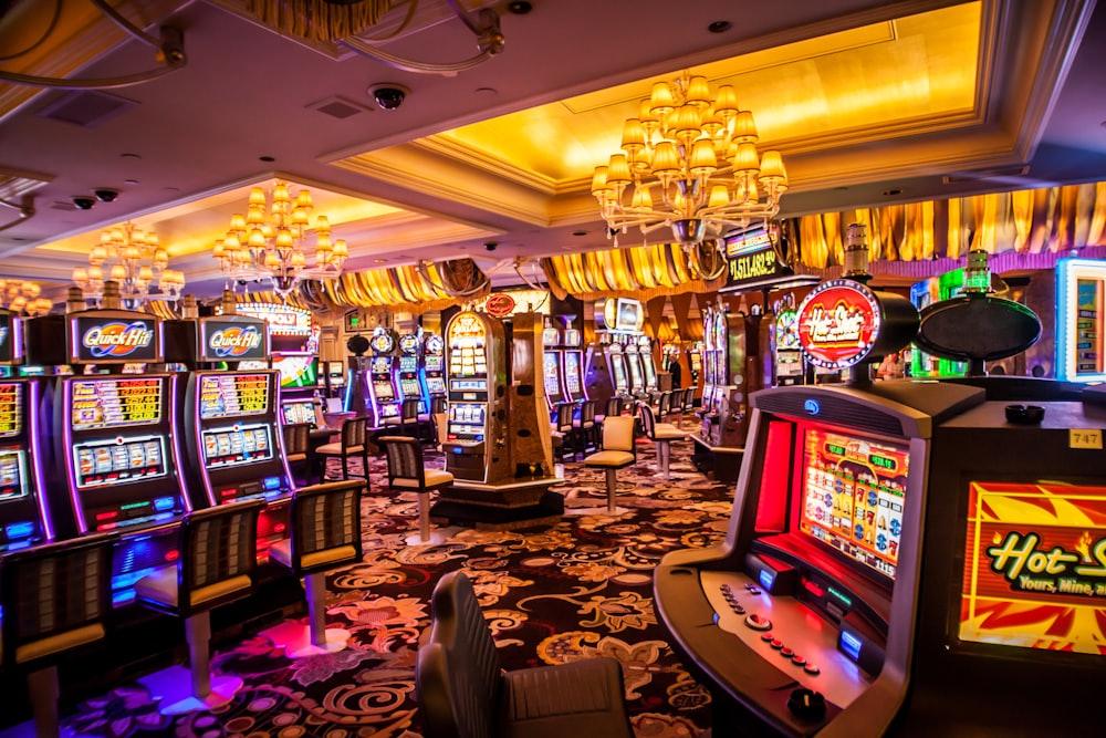 Deretan mesin slot dengan lampu warna-warni