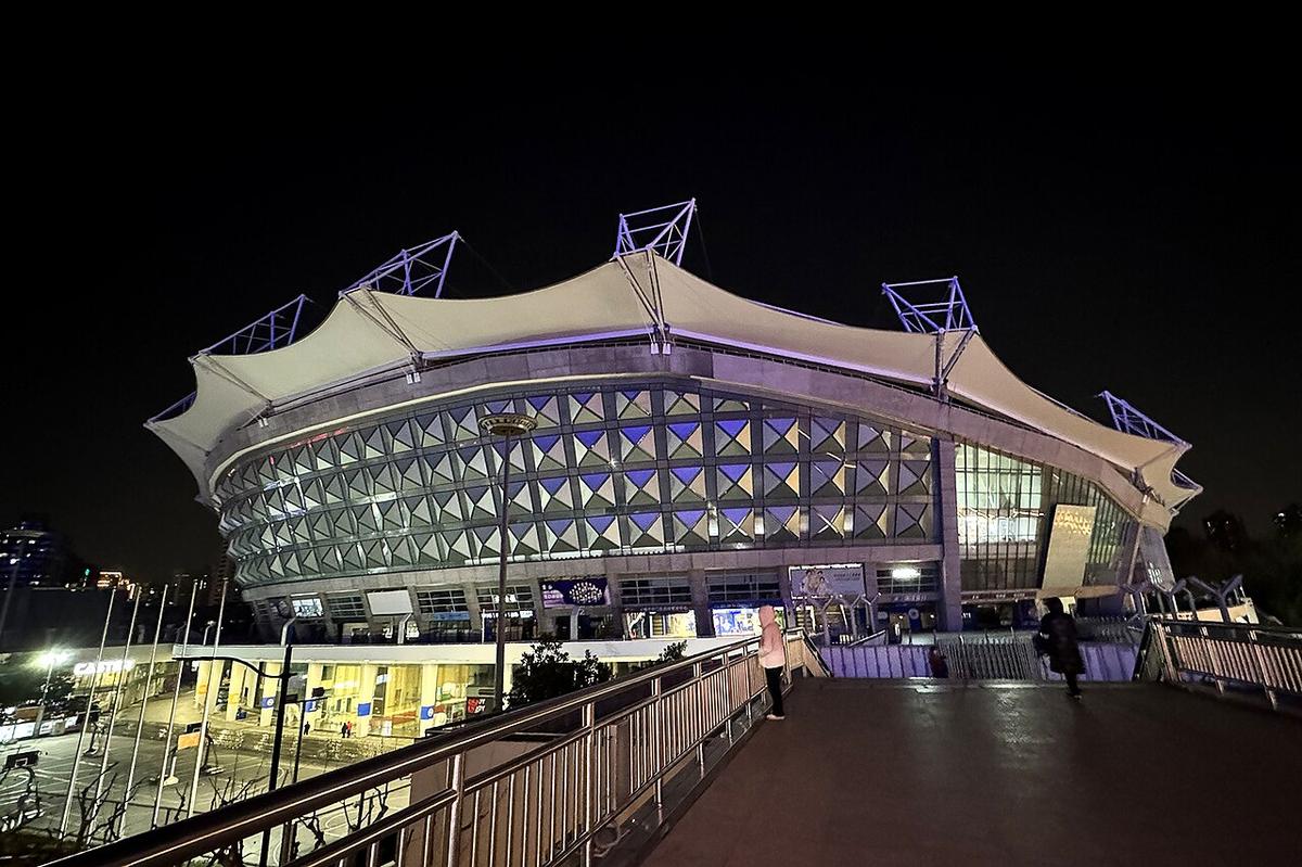 Stadion sepak bola di malam hari